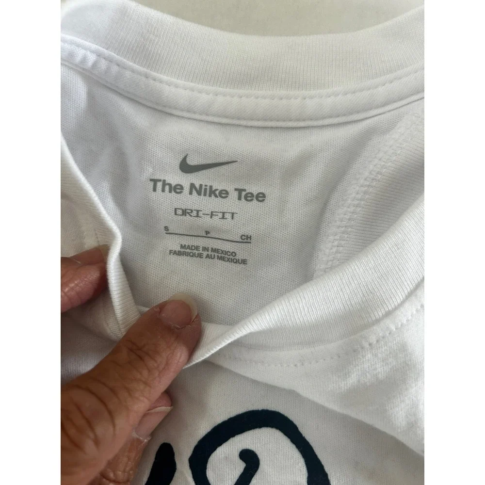 The Nike Tee Size XLarge Graphic Tee Kids White With‎ Logo New NWT Unisex BxMM